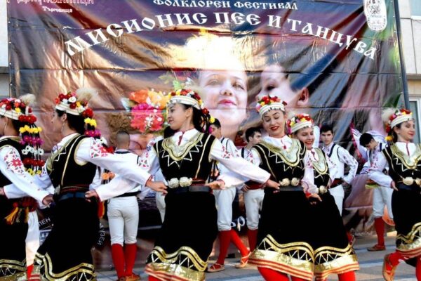 мисионис пее и танцува 2018
